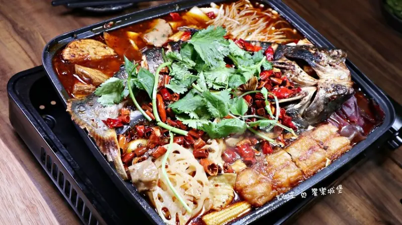 伙房烤魚  ll 行天宮美食  川味烤魚、黑蒜蜆烏骨雞湯、麻辣串門子套餐，那令人懷念的麻辣滋味，讓你感受寒冬中美食暖流