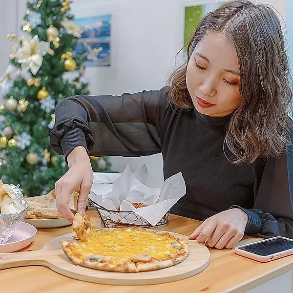 不是只有披薩，韓式炸雞、人參雞、印度烤餅等多元風味的特色小店 | 【新北 新莊區】林太太手工石烤披薩參號店