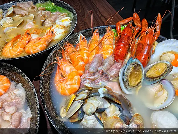 【2021新北三重美食】啊母啊姆鍋燒麵。三重最新浮誇系美食，熔岩小龍蝦、扇貝、九孔、超大蛤蜊、小卷、鮮蝦攏總伍，還有現煎可麗餅，啊母啊姆鍋燒麵菜單