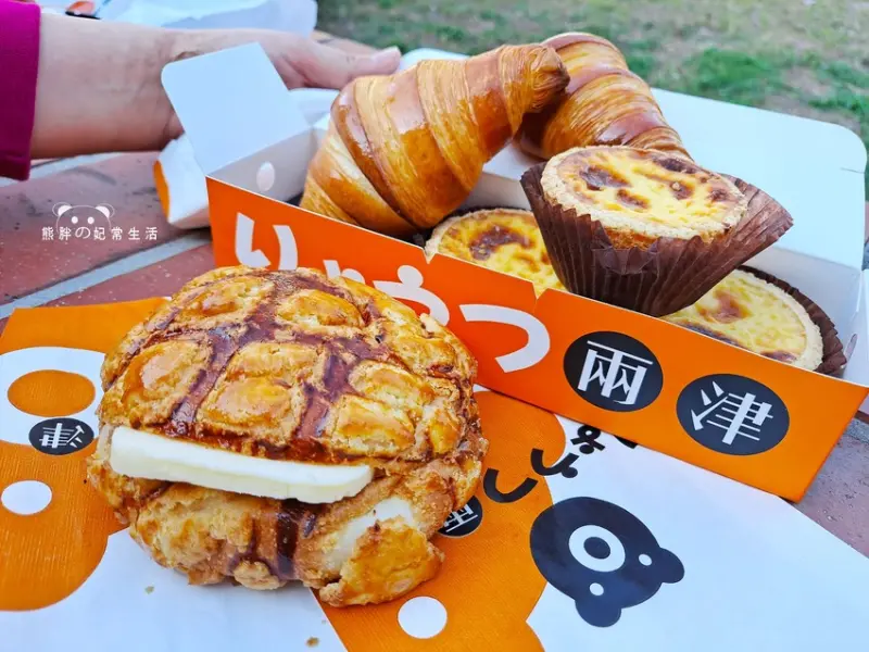 【台中西屯】兩津芙蓉蛋塔，台北多家分店知名烘焙小點心，比起蛋塔，個人比較推薦菠蘿麵包，香氣足，麵包柔軟，外皮酥鬆，台中美食推薦