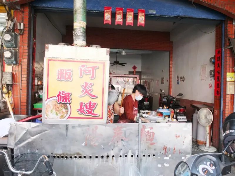 食記【阿炎嫂粄條】萬巒50年老店 傳統客家老味道！古早味粄條 陽春麵 獨特醬料的炒粄條便宜又好吃