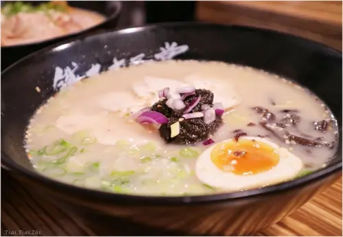 [台北南港]鐵丸十三堂|松露雞白湯拉麵、鐵丸特濃豚骨拉麵(近捷運昆陽站，衛福部對面)