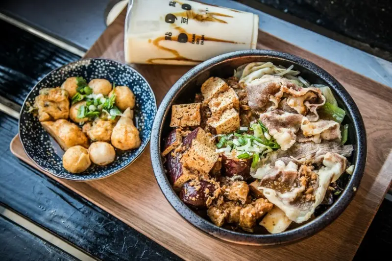 優秀呀！熱滷味還可以自選湯頭！？30年老字號大溪豆乾秘制滷味攤/點豆點手作滷食專門店 - 大手牽小手。玩樂趣