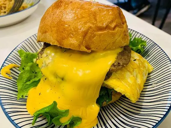 【新北 三重】饗BITE•找餐//超狂起司瀑布牛肉堡 柴犬主題餐廳 只饗要你給我Bite一口