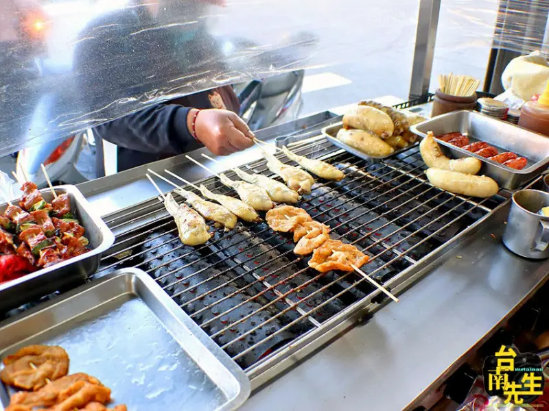 台南大腸包小腸關東煮／無店名無招牌飄香10多年／每日限量晚來吃不到／下午才營業只賣4.5小時／沒有在地人帶路保證找不到／網路上完全沒有食記