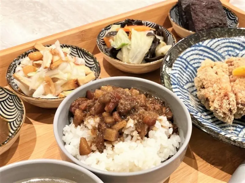 滷肉控｜三大功夫滷汁翻轉滷肉飯！全台獨創臭豆腐丸仔！信義滷肉飯推薦、信義小吃推薦、A13美食推薦、市政府站小吃推薦、市政府滷肉飯推薦、市政府站台菜推薦