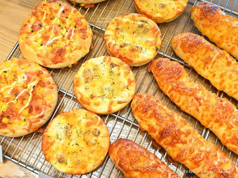 麥嵐綺麵包｜台中麵包店推薦，除了外帶，還有內用座位區，多種麵包任你選，人氣麵包一出爐就售空，想吃請趁早！