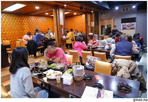 台中新開便當店，居然可以吃到牛肉麵火鍋，內用手工豆花跟冰淇淋無限享用！