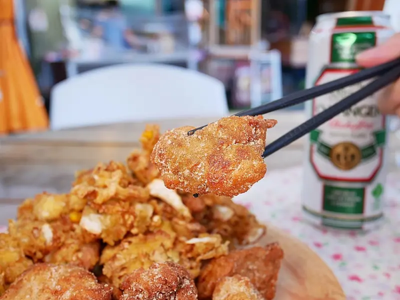 台中一中街三輪車市集美食，各種手工蔬食炸物選擇豐富，還有無酒精的素啤酒-炸蔬蔬