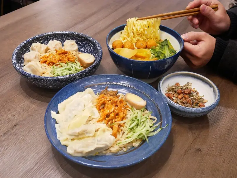 新竹清大麵食推薦，港式拌麵搭配大顆雲吞、水餃和特色醬汁超好吃，學生享免費加麵-主麵