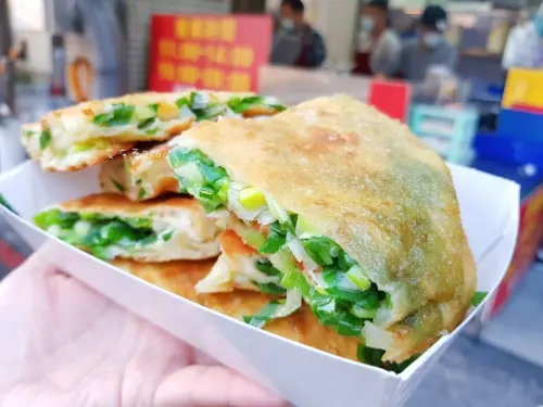 《高雄美食》金牌獎蔥油餅❤前祥鈺樓王師傅~溢出來的蔥花，飽滿好吃！
