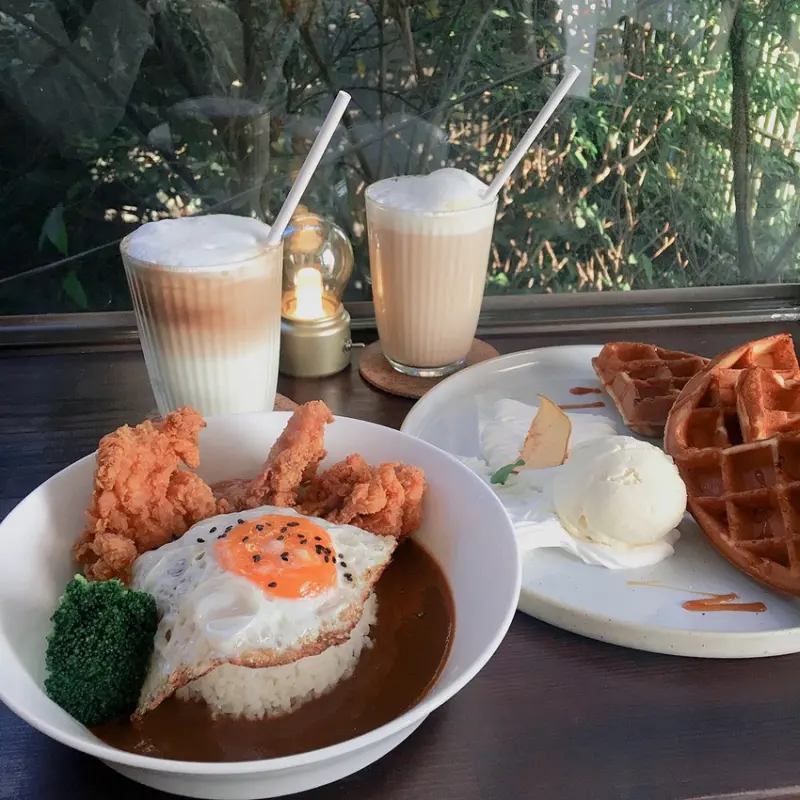 【板橋美食】浮洲人的福音『宿舍 Room 166』，白天文青咖啡廳，晚上則是酒吧