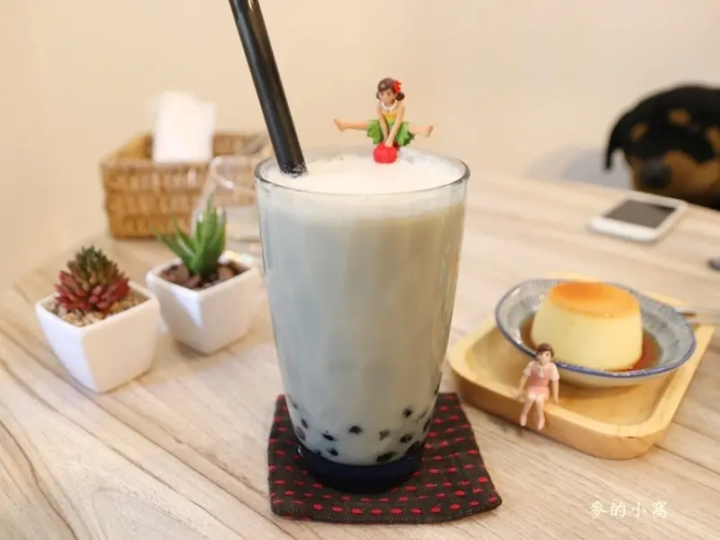 什麼！！珍珠奶茶內用居然可以續杯，還有義大利麵、燉飯、三明治、鬆餅及手作甜點跟餅乾，適合聊天聚會的地方（內有菜單）