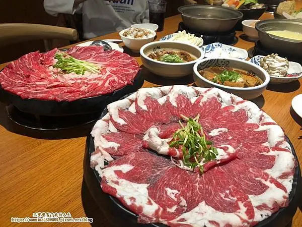 台中鍋物推薦｜一中商圈美食【裊裊鍋物】一中店 慢慢熬製的湯頭 甘醇鮮美 炊煙裊裊 就像溫暖火鍋一樣