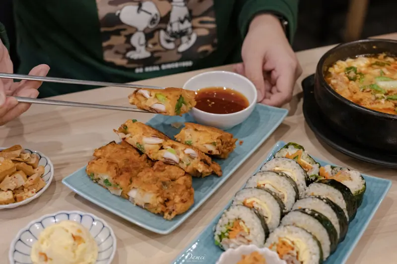 仁愛圓環附近的平價韓式料理，可愛的柴柴陪吃飯-Woodid우리手作韓食