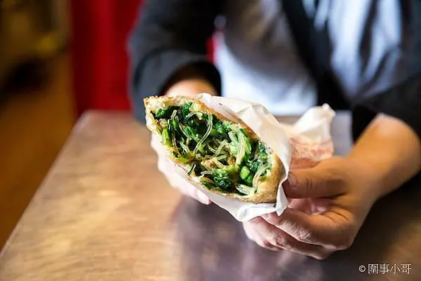 中壢龍岡士校美食-韮派呷葱油餅.韭菜盒，轉角發現讓人超驚豔的美味小吃！大推手工韭菜盒蔥油餅，讓人一口一口停不下來！