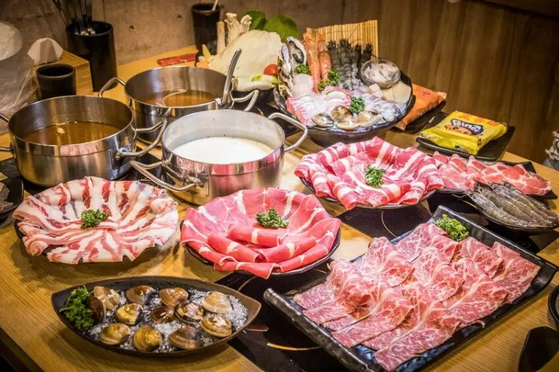 [桃園美食]山崎昆布鍋物-藝文店/我吃到打包！光肉量就20盎司外加一盆滿載海鮮！雙人海陸盛宴絕對吃到飽到天靈蓋 - 大手牽小手。玩樂趣