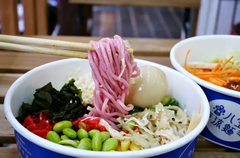 淡水美食-老魯記魯八宝涼麵淡水水源店.8種麵體、6種醬汁、21種新鮮配料.夏天健康輕食的新選擇!