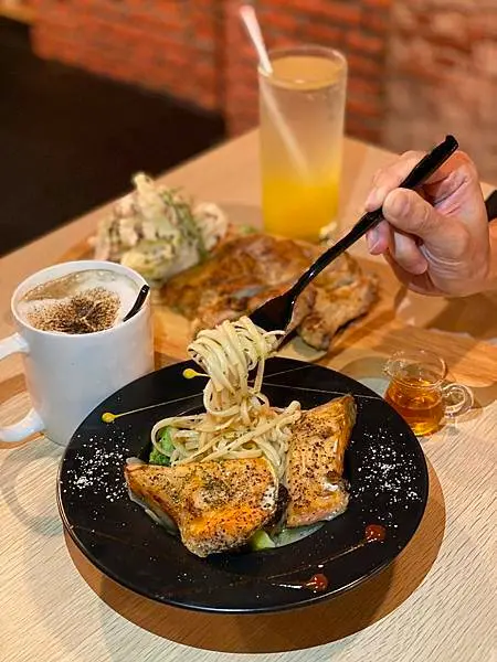 Hi J 海節餐酒館🌟基隆美食🌟美式哈雷風格的餐酒館🌟在基隆熱門景點「彩虹屋正濱漁港🌈」和「阿根納船廠」的附近