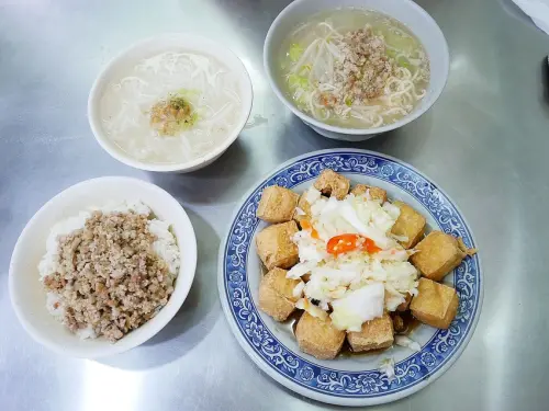 新北中和20年老字號宵夜，用餐時間人潮沒停過，臭豆腐人氣超高-珊珊臭豆腐
