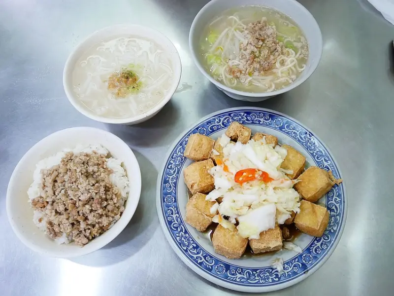 新北中和20年老字號宵夜，用餐時間人潮沒停過，臭豆腐人氣超高-珊珊臭豆腐