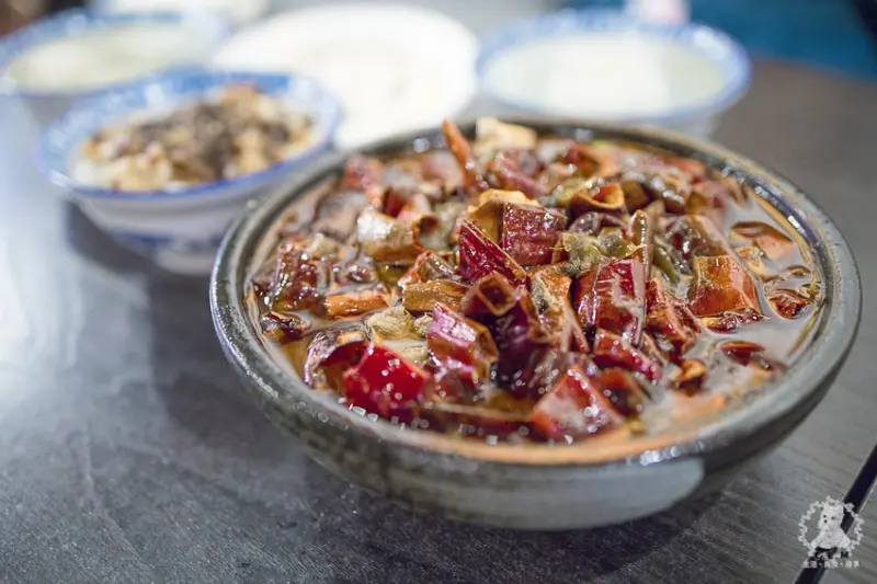 食米四川巴適｜台北信義市府站食記｜兇巴巴吉娃娃的家，川辣中湯頭鮮甜，各式特色熱炒料理香辣夠味 - 卡爾茗 C.L.M.