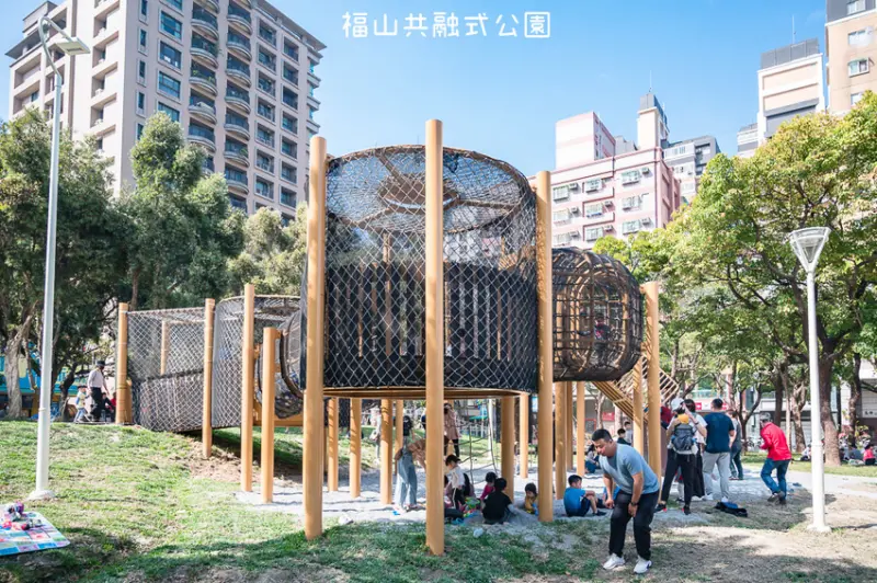 ｜特色公園｜福山公園，高雄最新共融式兒童遊戲場，三公尺高的高低平台遊戲區、彩繪塗鴉區、砂坑等多種遊具 - Hallo！Im 婷兒