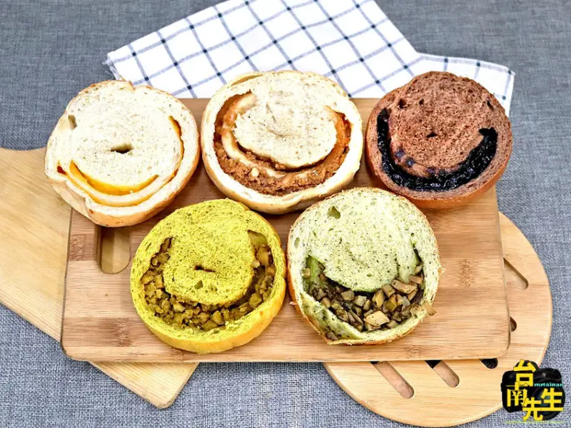 台南貝果／限量販售只賣平日／手工製作當天出爐現賣／無油低糖不含添加物／嚴選食材料多實在／忠實顧客團購一次破百顆 