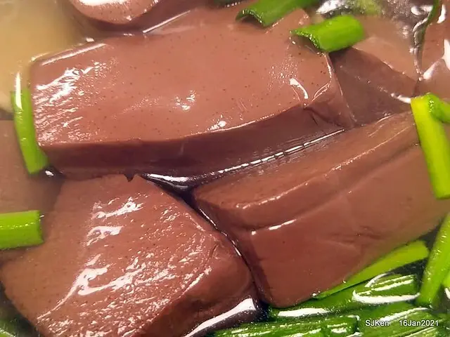 (北捷市政府站附近美食)「大鼎昌吉街豬血湯」忠孝東路店 --- 養生豬血湯與肉鬆筍絲魯肉飯，天然的尚讚!