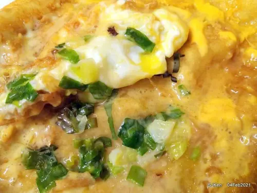 (北捷新北投站附近美食)排隊小吃攤「北投炸彈蔥油餅」--- 獨門炸法外皮飽滿吸睛，內餡用料新鮮美味可口!