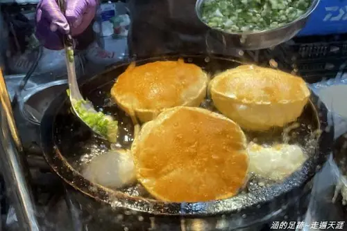 [北投美食] 北投炸彈蔥油餅 ~ 北投超人氣會膨脹的炸蛋蔥油餅搬家囉! 新店面在北投公園對面