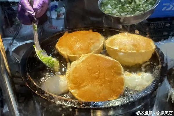 [北投美食] 北投炸彈蔥油餅 ~ 北投超人氣會膨脹的炸蛋蔥油餅搬家囉! 新店面在北投公園對面