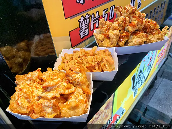 【2021逢甲商圈美食】醬雞鋪。台中西屯區隱藏版人氣宵夜，現裹現炸炸雞搭配酥香脆薯片淋上邪惡醬汁！醬雞鋪菜單
