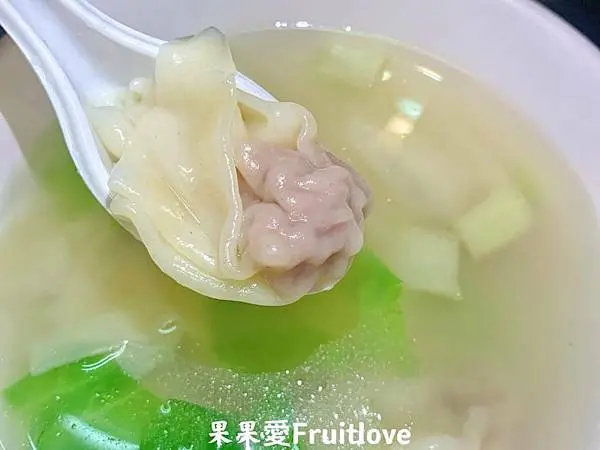 來自埔里手工現包的美味餛飩 , 滑嫩的肉質 加上甘甜鮮美的湯頭 , 會一碗想整碗喝光的好湯  親子寵物友善  不限大小 最少牽繩即可