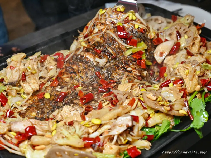 城裡來的巫山烤魚｜台中人氣四川麻辣烤魚進軍公益美食商圈，現撈現烤，配菜自由選