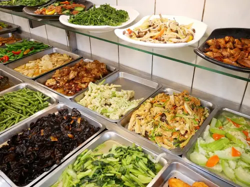 台中逢甲素食自助餐，價格親切選擇多，調味清爽不油膩，懶得煮就來這邊吃-禾河田素食自助餐