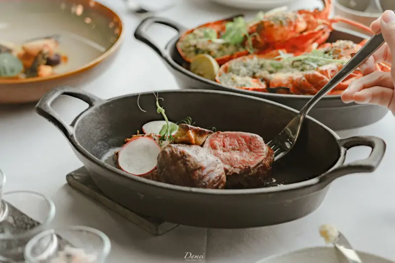 粗獷直火柴燒與優雅法餐，交織出和諧篇章-MÚO STEAKHOUSE直火柴燒牛排館