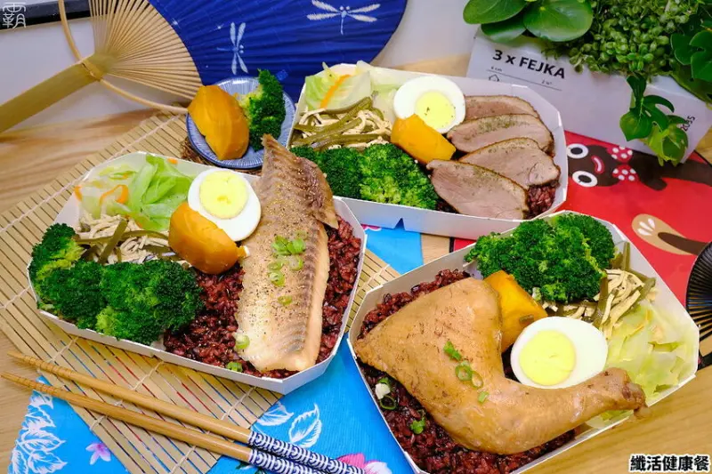SELFree纖活健康餐，香滷雞腿便當搭配紫米飯、青菜好均衡，採蒸、烤、水煮主菜餐盒樣式豐富～