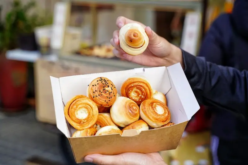 秒殺烤饅頭！竹北嘉興路上新開幕『二良脆皮烤饅頭』，採用手擀麵團且現烤出爐，口感香Q又帶脆，不自覺地讓你一顆接一顆，強烈建議一次買兩盒才不會後悔！ - 阿華田的美食日記