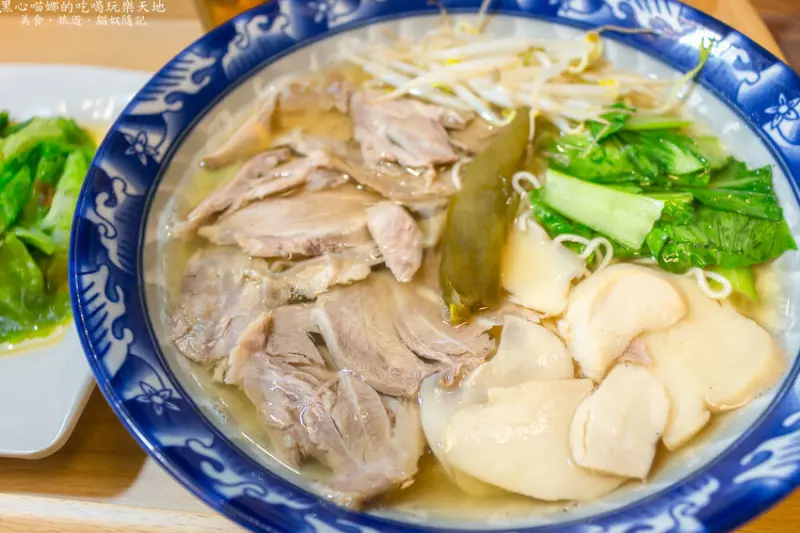 高雄車站美食丨王哥陽春麵（高雄車站Ｒ11捷運商場）　高雄１００百選美饌老味店家的熱騰騰剝皮辣椒麵、香噴噴牛肉燥麵，在高雄火車站也吃得到啦！