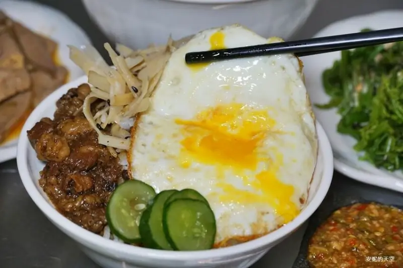 [台北消夜 老牛牛肉肉燥飯]銅板價就有銷魂牛肉肉燥飯 半熟蛋與肉燥飯的完美組合 再來一碗牛肉湯最暖胃 - 安妮的天空