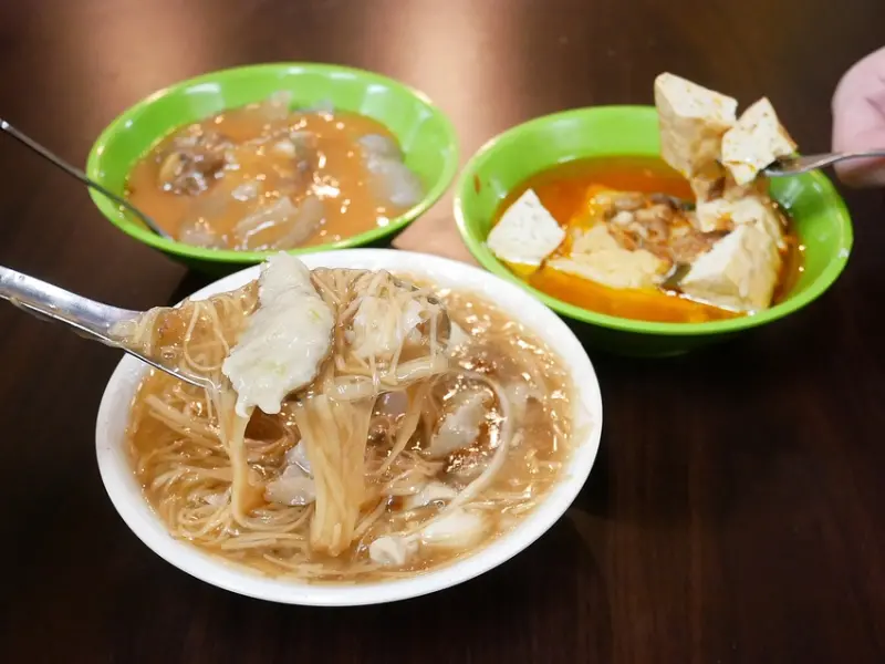 新北老字號小吃，樂華夜市附近超夯的麵線羹，麻辣豆腐、肉圓也很熱銷-同安街麵線羹