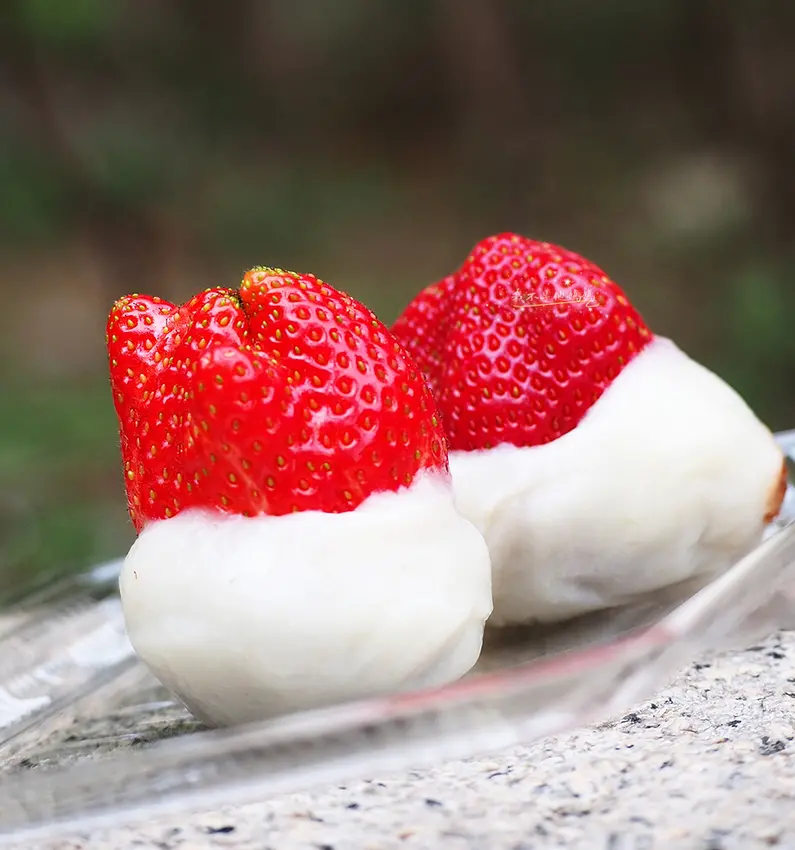 黑麻糬 遼寧夜市美食  現做草莓大福  草仔粿  鹹蛋紅豆