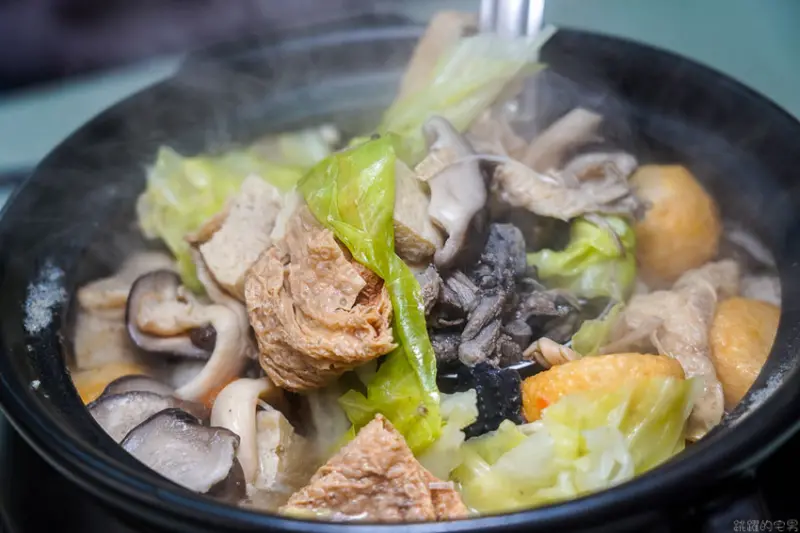 花蓮這家薑母鴨提供狗尾草雞湯(烏骨雞) 鮮甜湯頭值得一試 辣椒實在辣死人 營業至凌晨1點半 宵夜還不吃起來