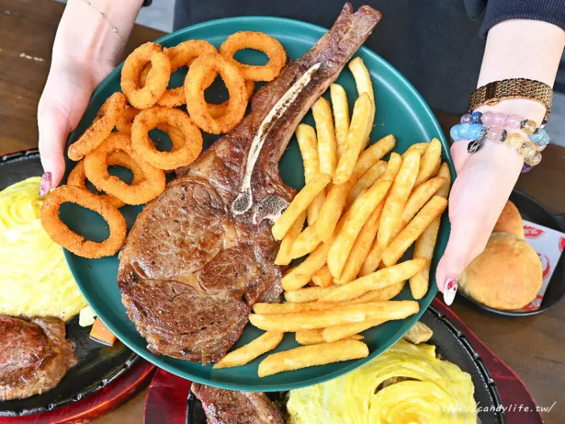 鐵將創意鐵板料理｜將鐵板排餐結合炒飯、炒麵的創意料理，還有霸氣十足的戰斧牛排，當日壽星肉肉加量不加價，內用飲料、濃湯喝到飽～