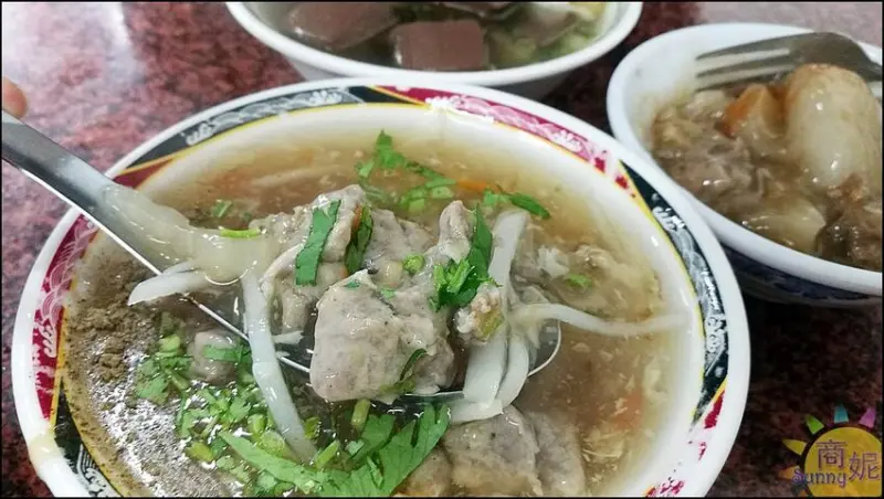 在地人狂推人氣小吃!40年老店肉羹肉圓通通銅板價 平價美味越晚生意越好