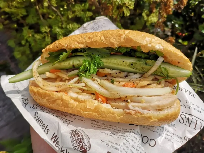 越南當地特色的炸芭蕉跟我最愛的越南麵包都吃到啦~