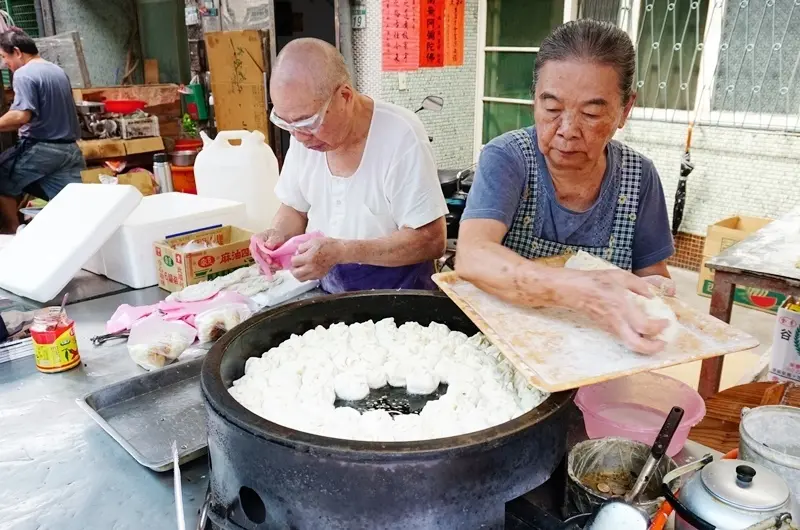 熱賣超過五十年，沒有招牌、沒有店名 一顆只要5元的幸福水煎包!!