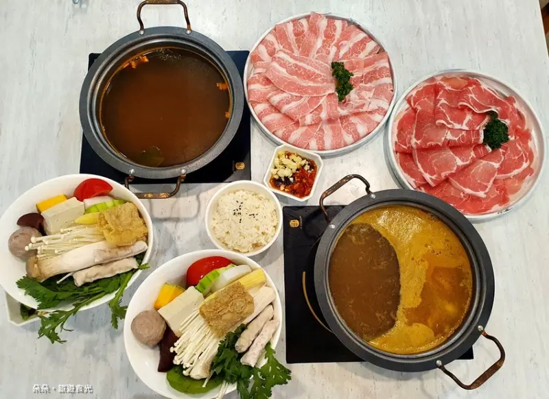 『美食@高雄』 白色文青風鍋物、10種特色湯頭、冰淇淋飲料無限享用-啾泰泰式鍋物