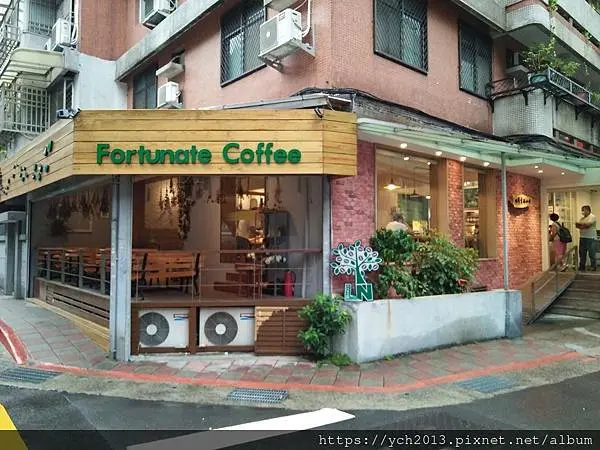 科技大樓站美食推薦／世界幸福咖啡和平店／美味的蔬食餐廳